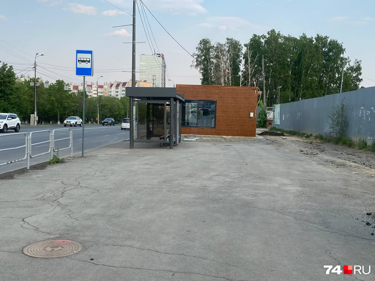 Тропинка ведет к арене «Трактор» и скверу за ним Тропинка ведет к арене «Трактор» и скверу за ним