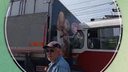 В Волгограде сняли на видео столкновение трамвая и грузовика, движение общественного транспорта остановлено