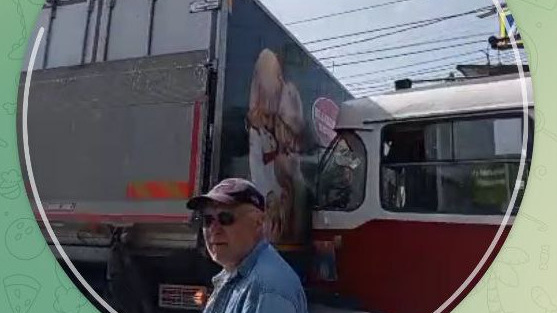 В Волгограде сняли на видео столкновение трамвая и грузовика, движение общественного транспорта остановлено