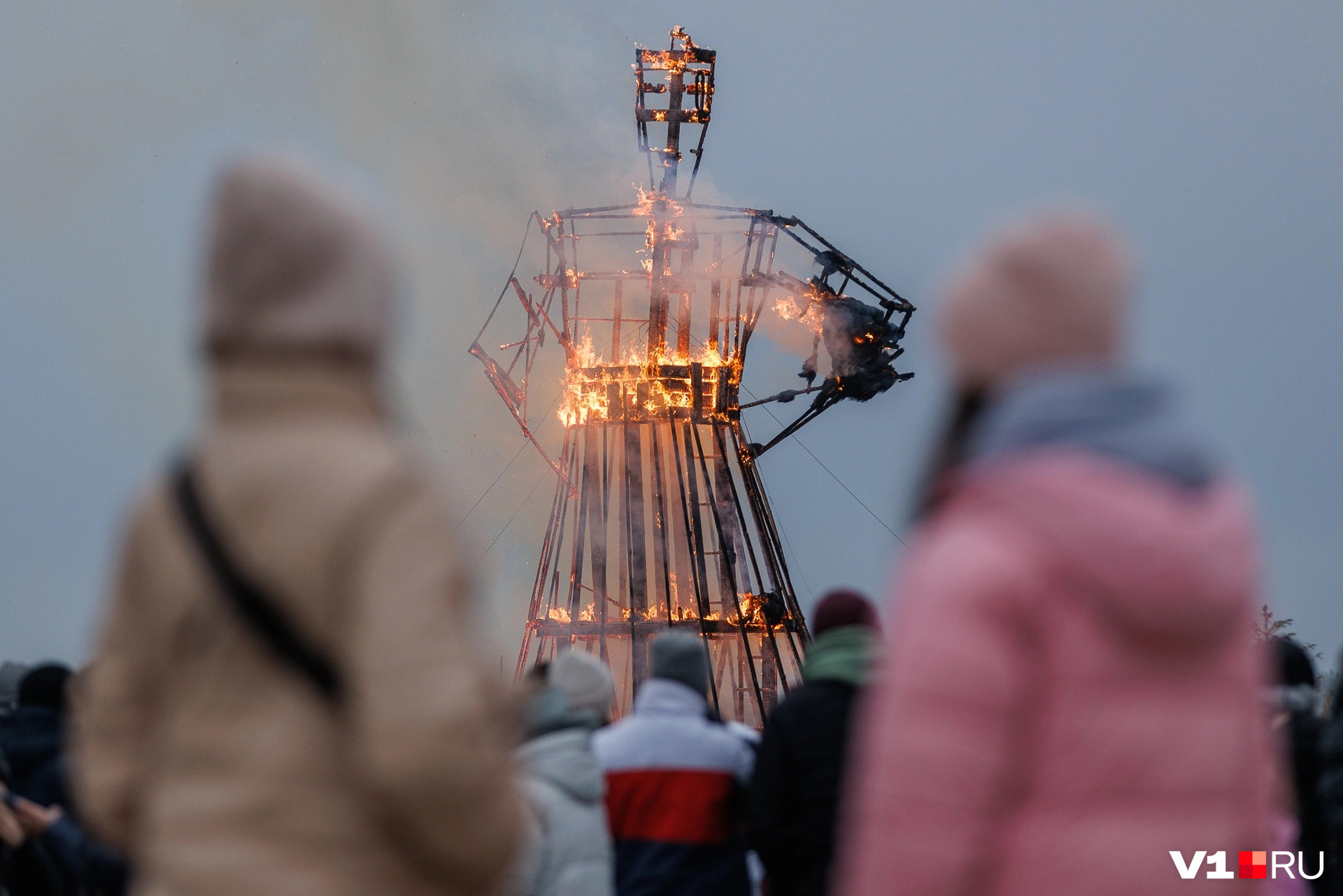 Вднх сжигание чучела 2024. Чучело Масленицы. Сожжение чучела зимы. Сжигание чучела Масленицы. Огромное чучело.