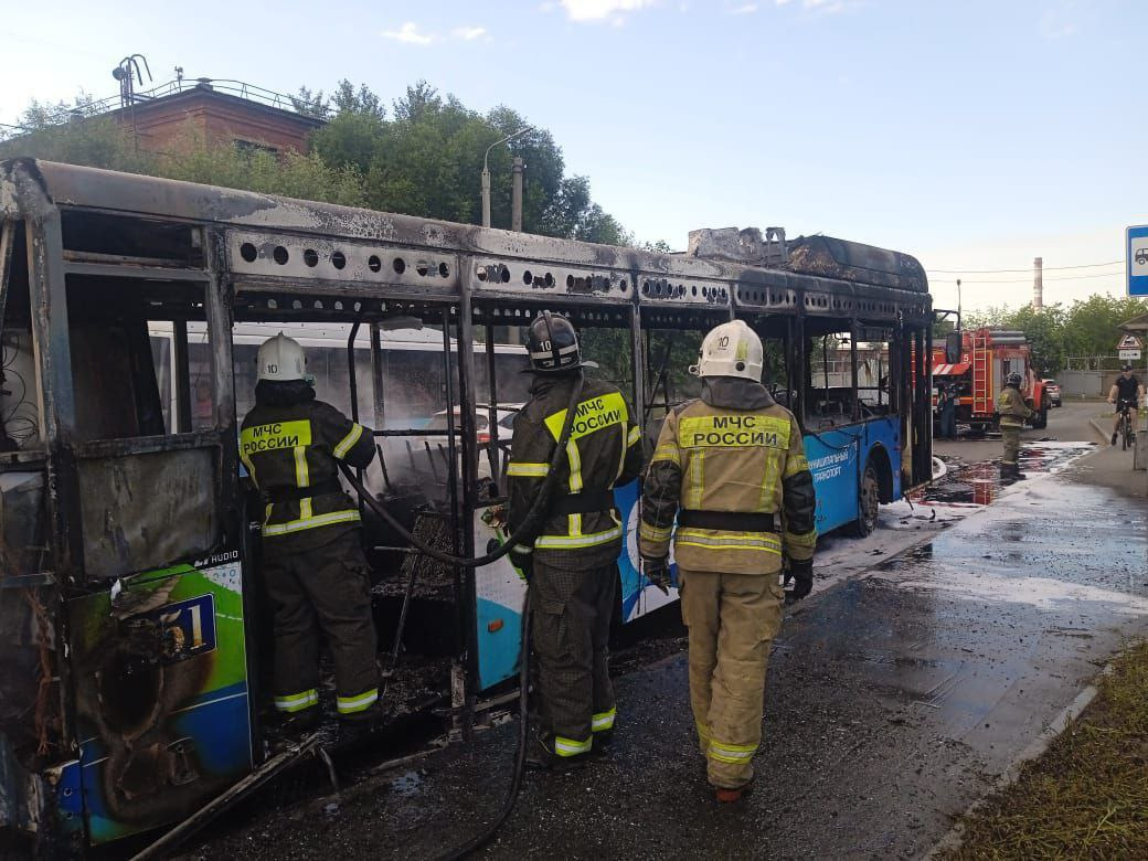 Утром в Омске дотла сгорел автобус № 22
