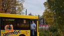 «Ноги тебе переломаю и в **** засуну»: в Ярославле водитель автобуса обхамил уличного фотографа