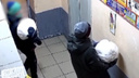 Школьники затащили в подъезд на Первомайке огромные шары снега: видео, как глыба разбивается около прохожих