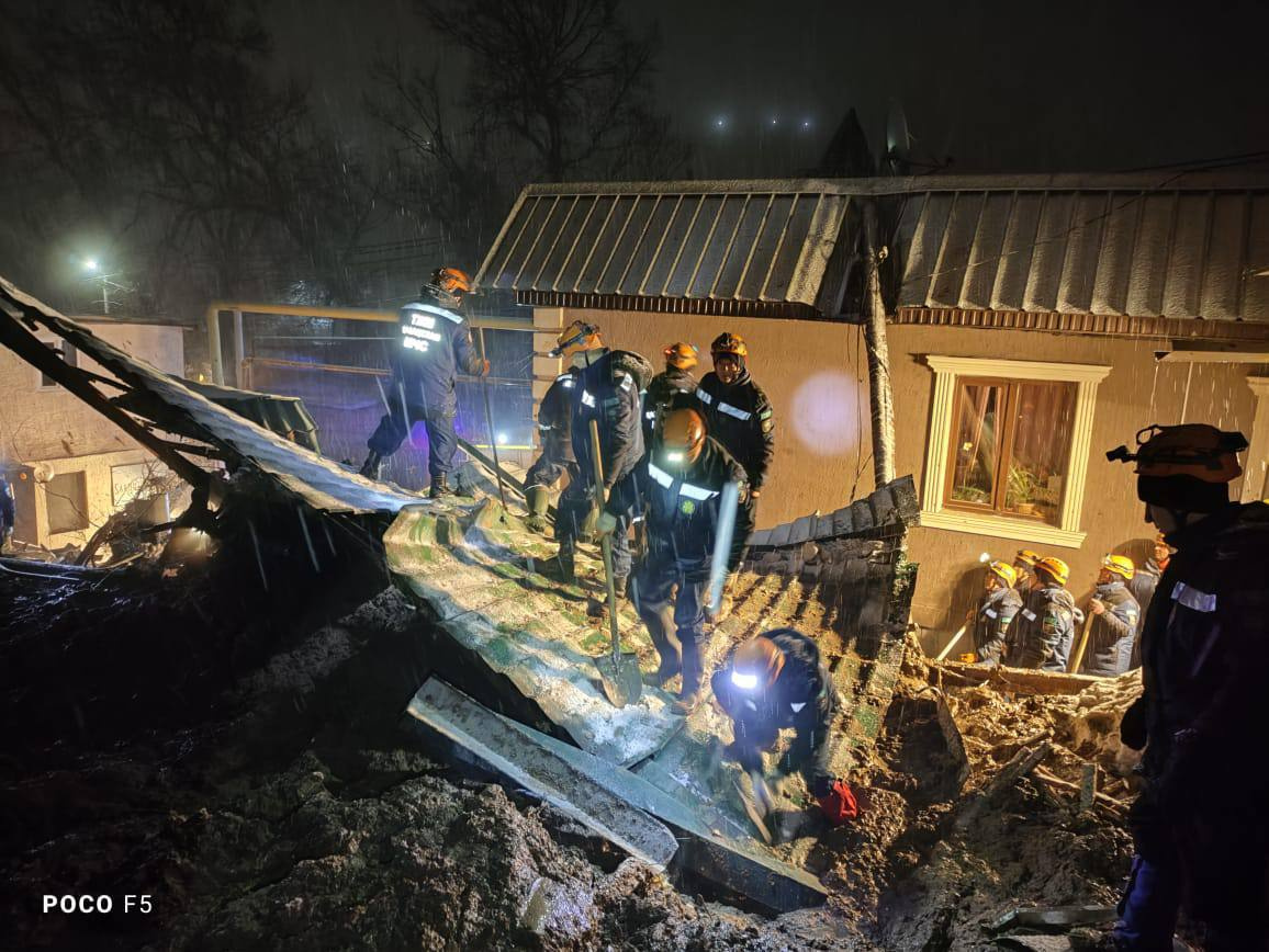 Оплывина в Алма-Ате раздавила дом вместе с семьёй. Глину с кучей осколков  разбирают руками | 08.02.2024 | Санкт-Петербург - БезФормата