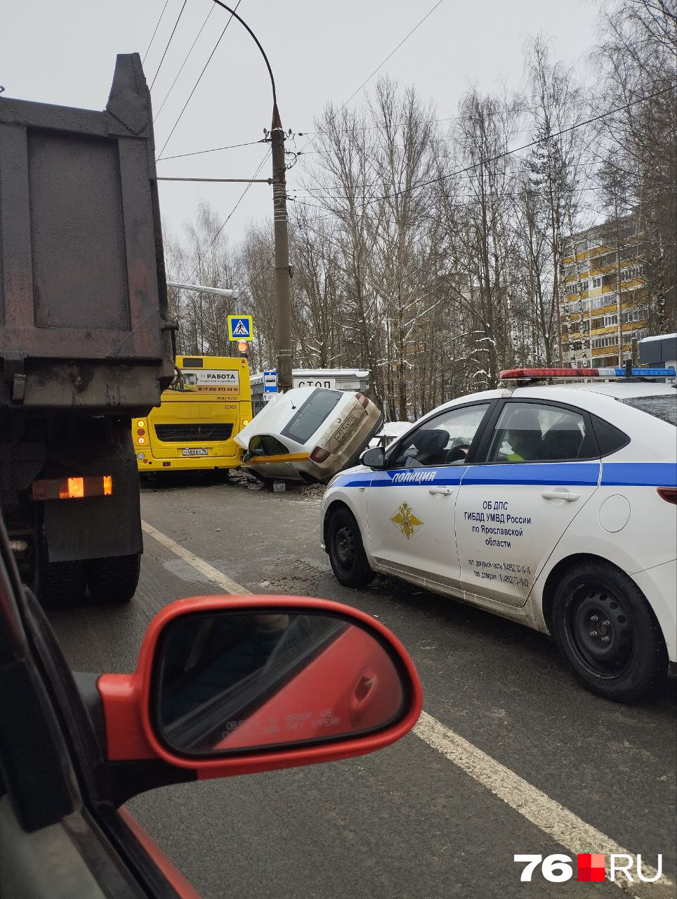 Легковушку опрокинуло: в Ярославле произошло ДТП с «Яавтобусом». Видео |  29.01.2024 | Ярославль - БезФормата