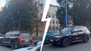 «У них привилегии?»: ярославцы пожаловались на родителей, бросающих авто у элитной школы в центре
