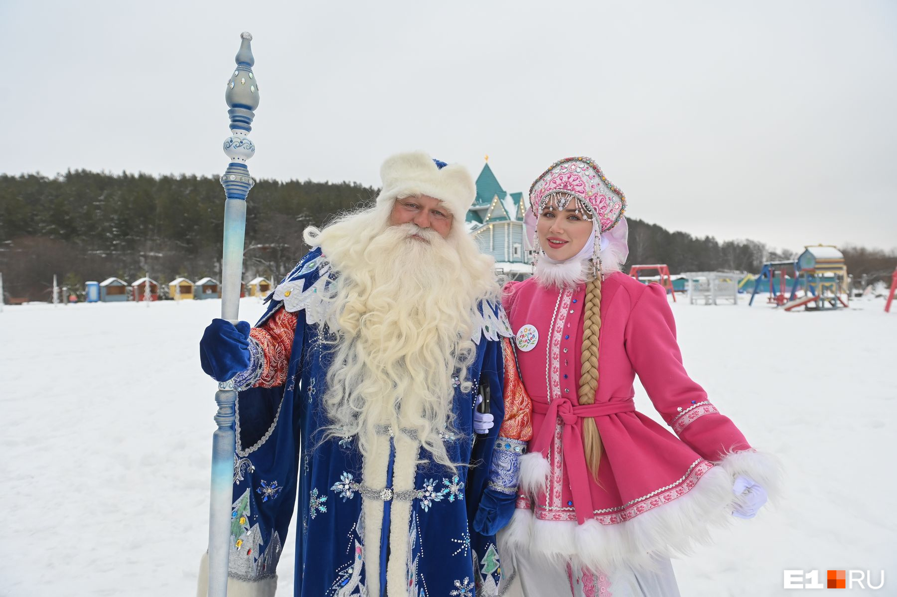 Уральские снегурочки устроили танцы вокруг Деда Мороза, а потом разделись и отправились в сауну