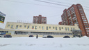 «Площадь превысила жилые помещения»: в Ярославле к многоэтажке пристроили огромный торговый центр