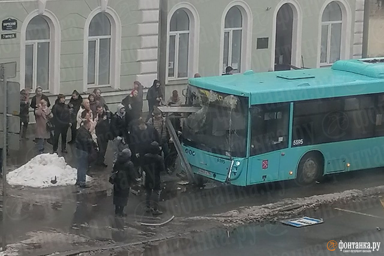 На Нарвском проспекте водитель автобуса перепутал тормоз с газом и въехал в остановку