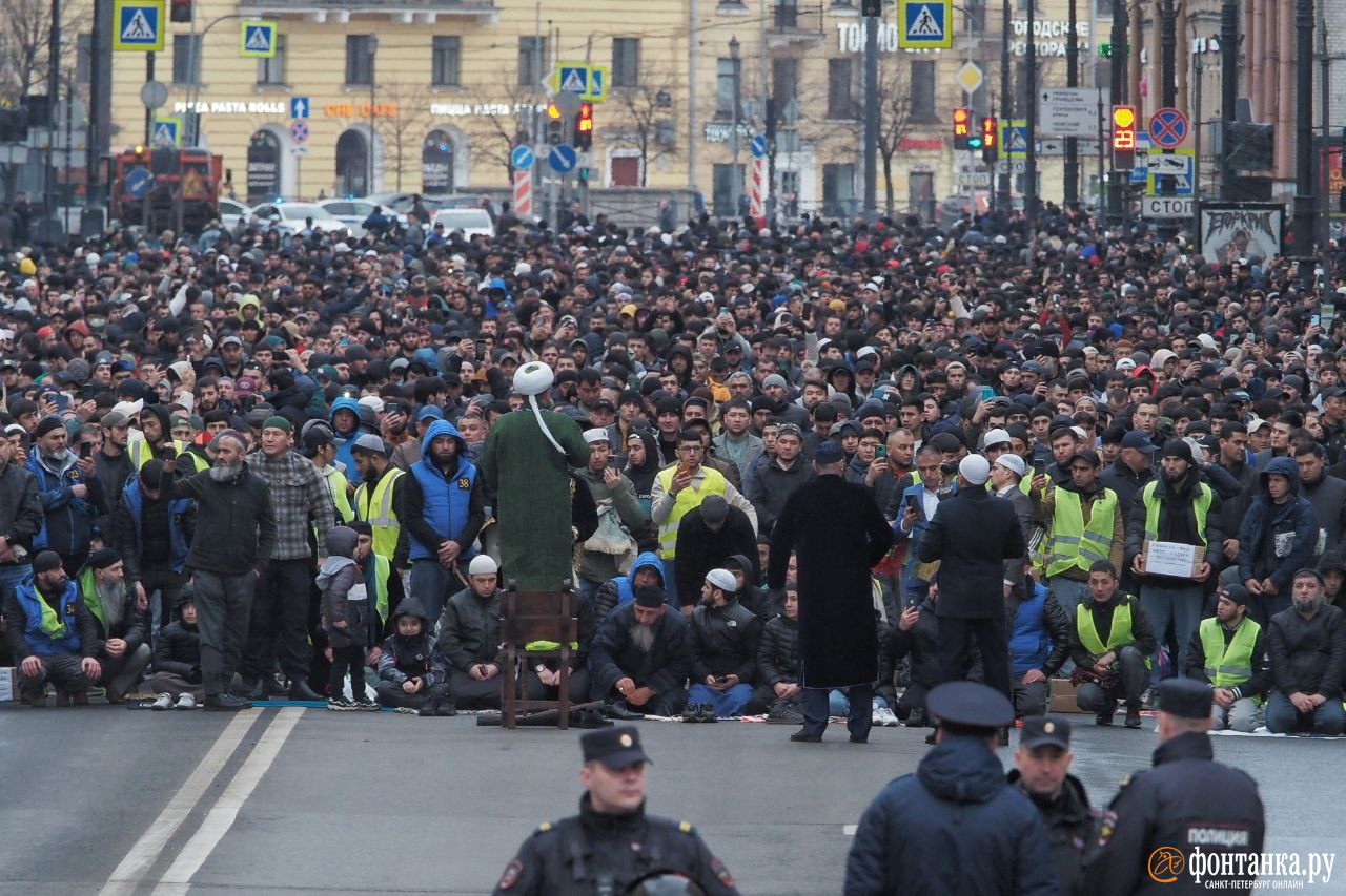 Мусульмане собрались на улицах на Ураза-байрам, движение транспорта и вход на «Горьковскую» ограничены