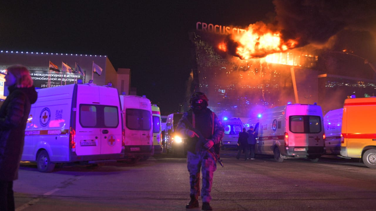 «Там труп, там пять». Что происходило у Crocus City Hall после теракта: репортаж с места событий