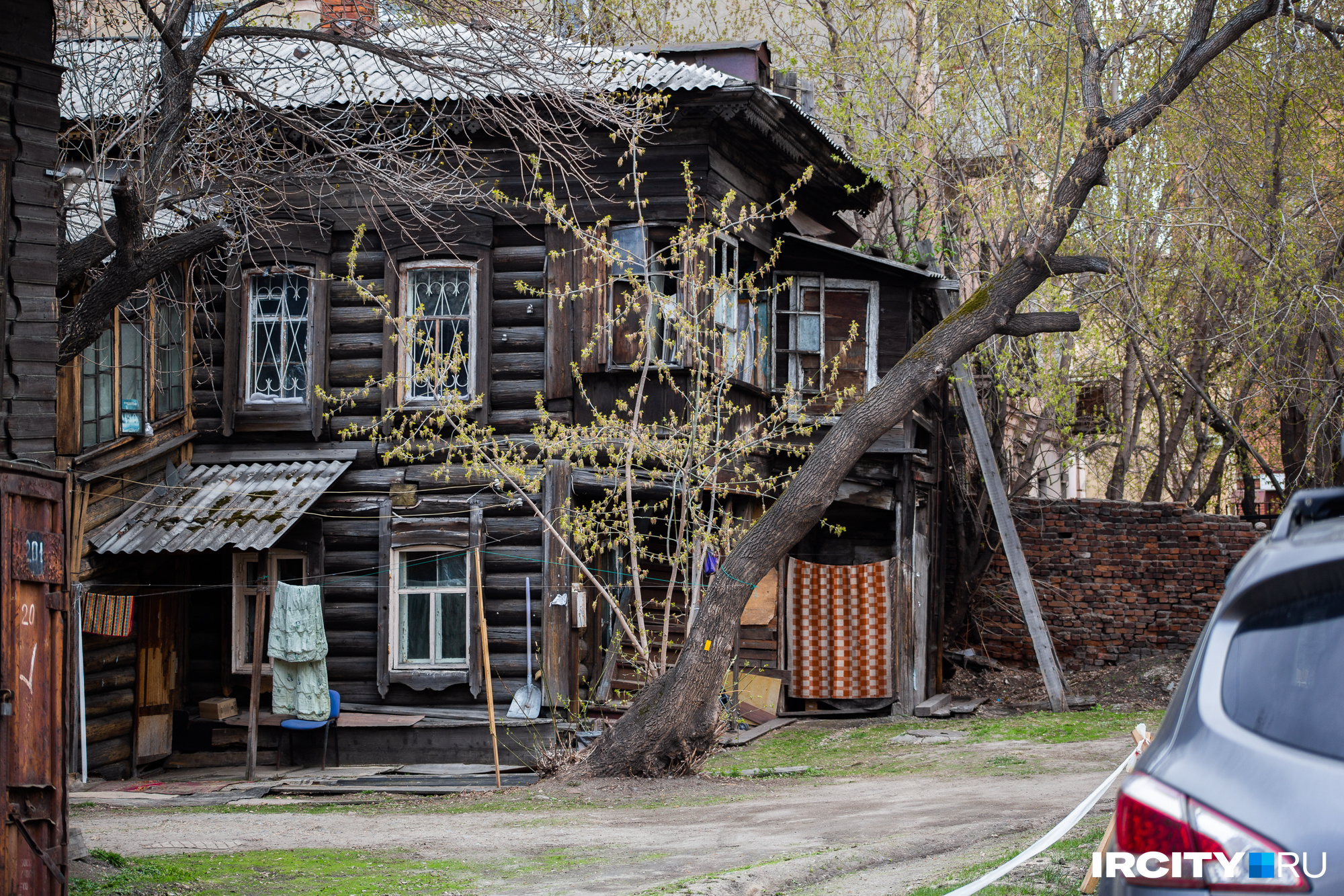 Но люди живут тут и ведут неспешно свое хозяйство Но люди живут тут и ведут неспешно свое хозяйство