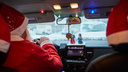 Новогодний рейс: как новосибирские таксисты приближают праздник — наряжаются сами, украшают машины и дарят подарки пассажирам