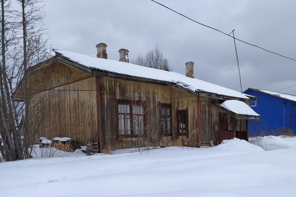 Семья железнодорожника Ивана Постаногова получила квартиру в этом деревянном доме у железнодорожного моста в 1982 году