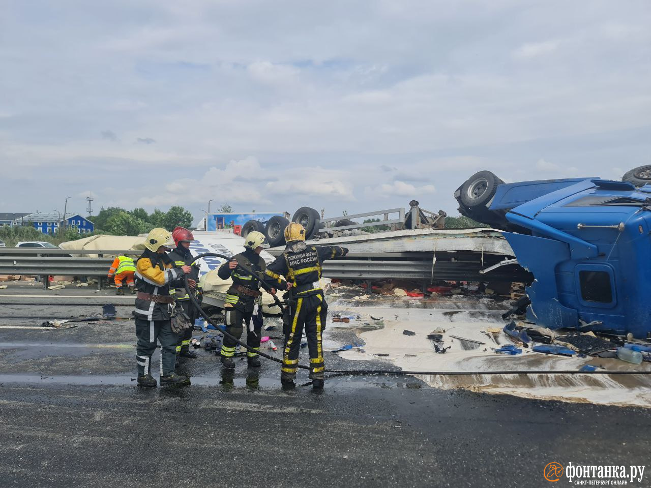 Грузовик протаранил отбойник и перевернулся на КАД в Петербурге, фото и  видео ДТП - 2 августа 2023 - ФОНТАНКА.ру