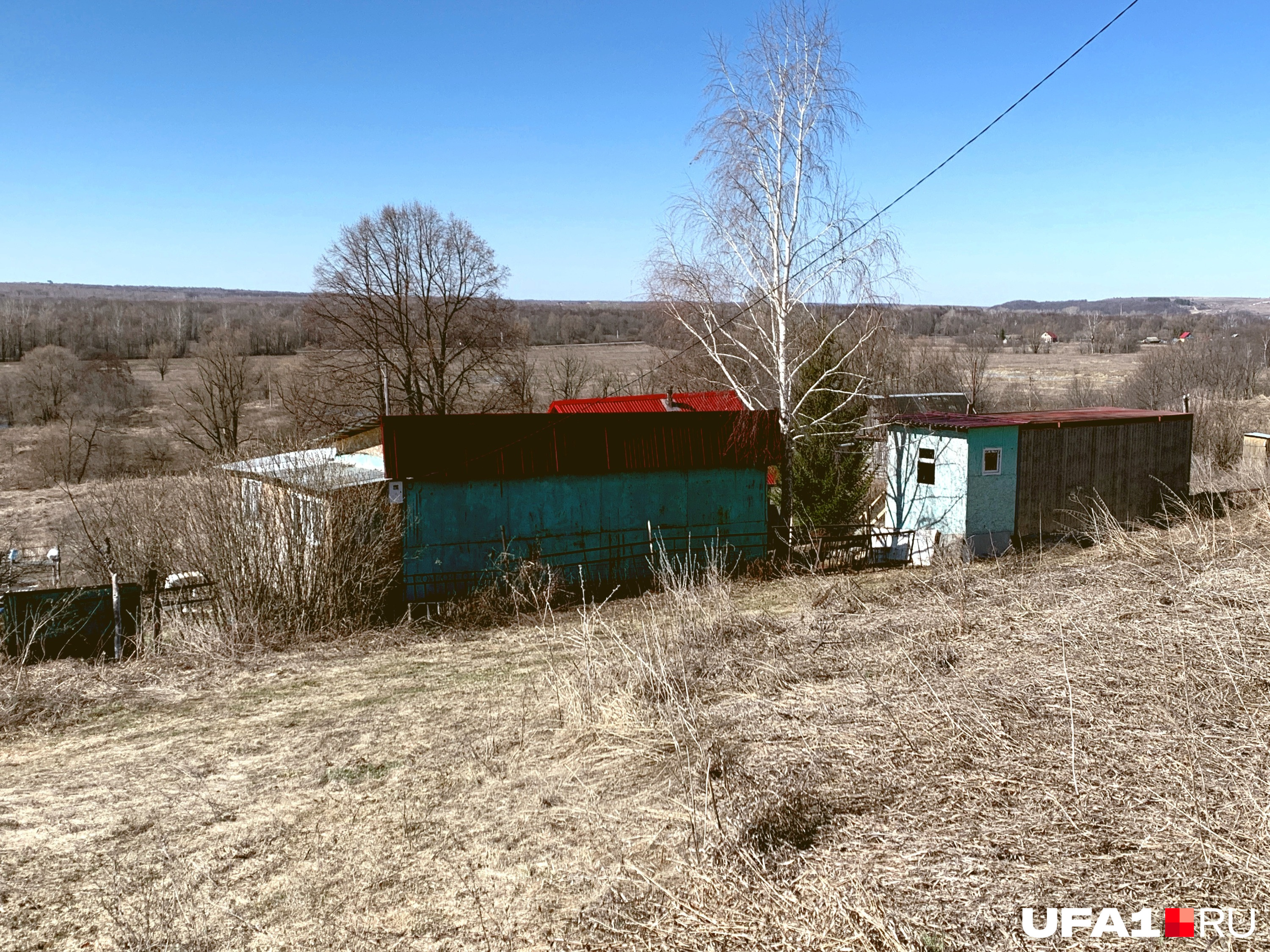 Сразу видно, что люди здесь бывают — крыша покрашена