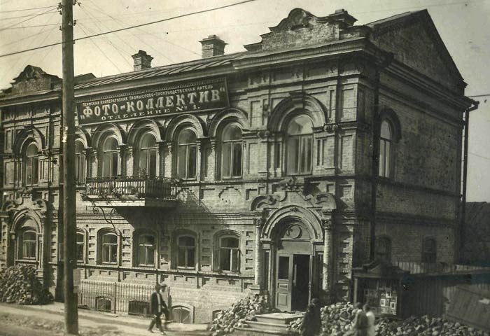 Фото 1929 года, когда пермский фотограф Матвей Кузнецов открыл в здании артель «Фотоколлектив»