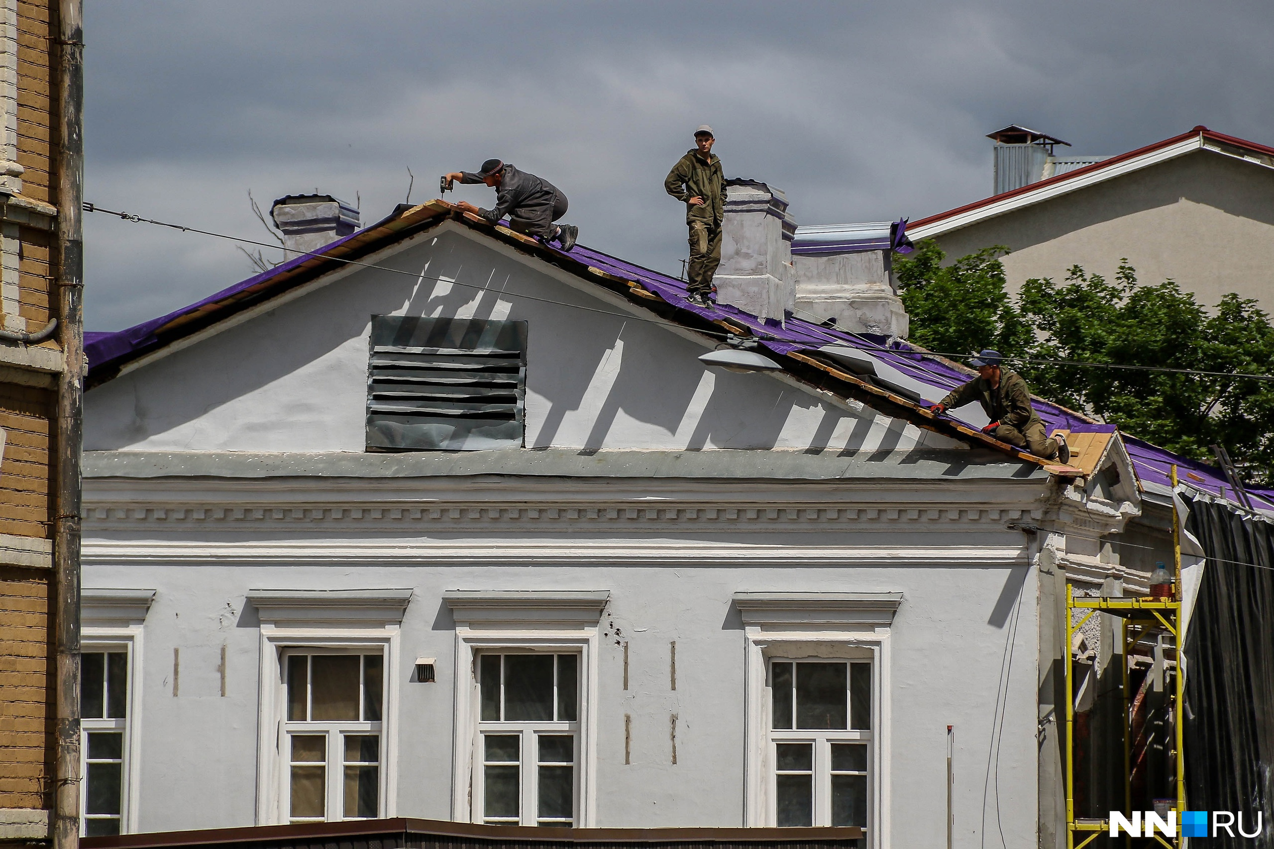 В Нижнем Новгороде рабочий ремонтировал крышу и провалился в квартиру
