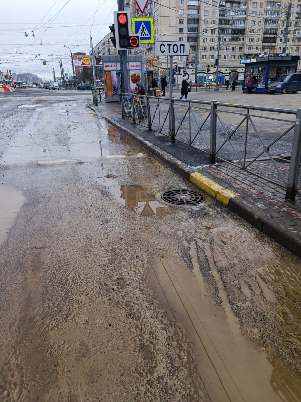 Фото: Локализовано вытекание воды на проспекте Энгельса в Петербурге - 7  марта 2024 - ФОНТАНКА.ру