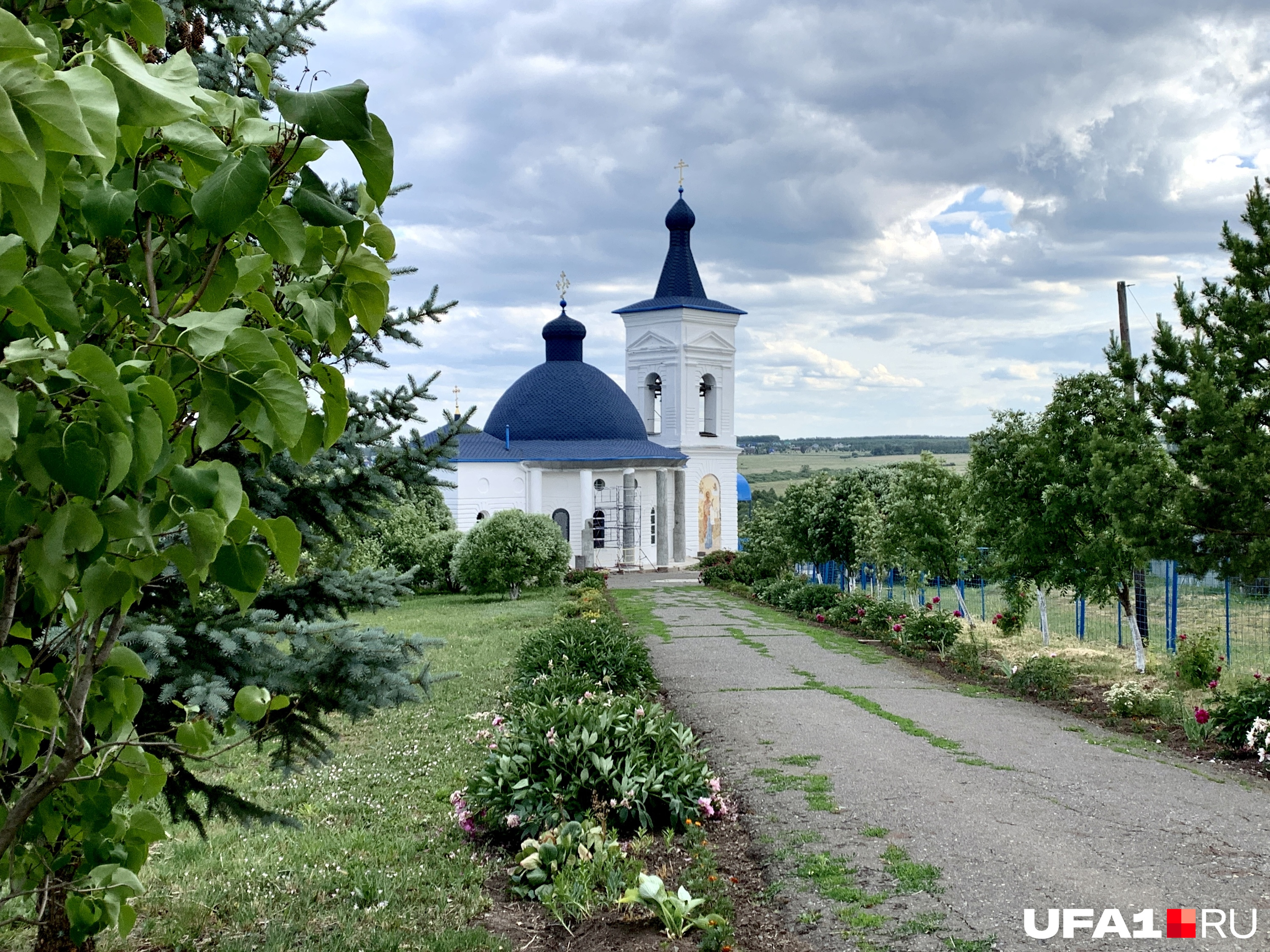 Ходит легенда, что двое молодых людей, которые срывали колокола, погибли во Второй мировой войне, третьего посадили за кражу