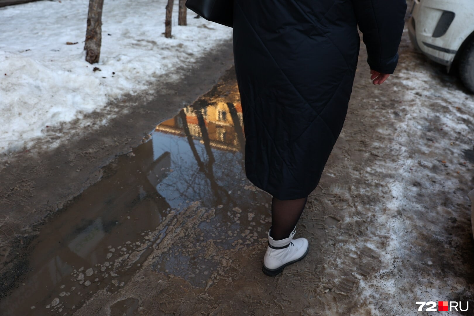 Несмотря на грязь кругом, некоторые выбирают светлую обувь и даже одежду Несмотря на грязь кругом, некоторые выбирают светлую обувь и даже одежду