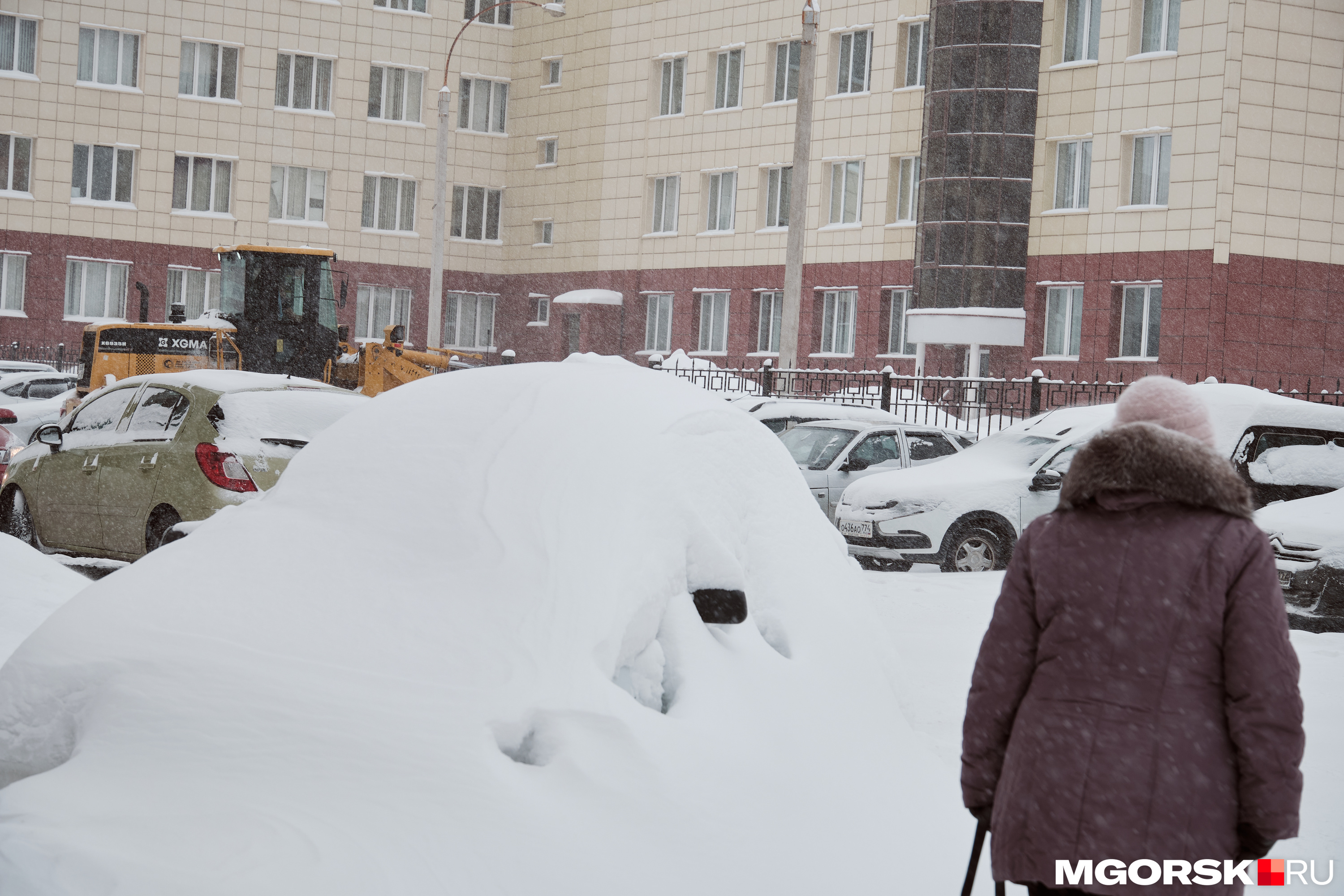 Жителей просят не оставлять машины на парковках, обочинах и внутри кварталов, чтобы техника могла спокойно убирать снег