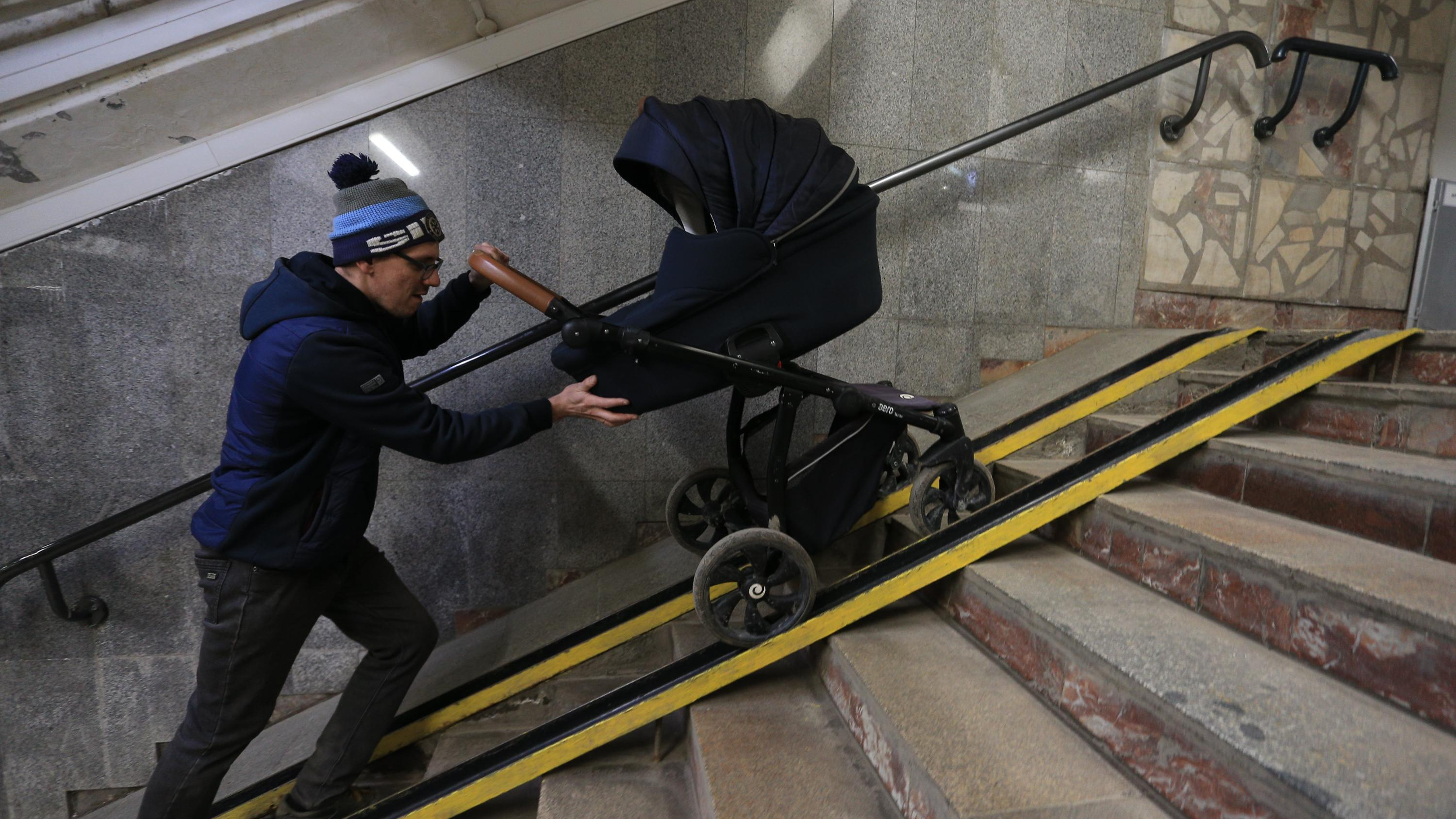 Недоступная среда: молодые родители попробовали проехать с коляской в новосибирском метро — почему это нереально