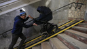 Недоступная среда: молодые родители попробовали проехать с коляской в новосибирском метро — почему это нереально