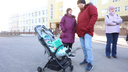 Очередники в колясках, замерзшие родители и ожидание с <nobr class="_">6 утра</nobr>: как в Челябинске проходит запись в первый класс