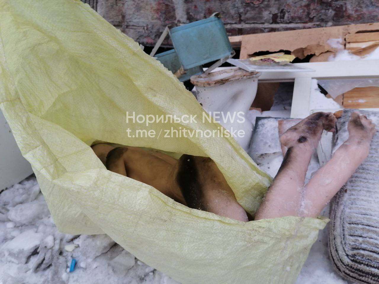 Житель Норильска испугался женских ног, торчащих из пакета на мусорке. Но все не так страшно