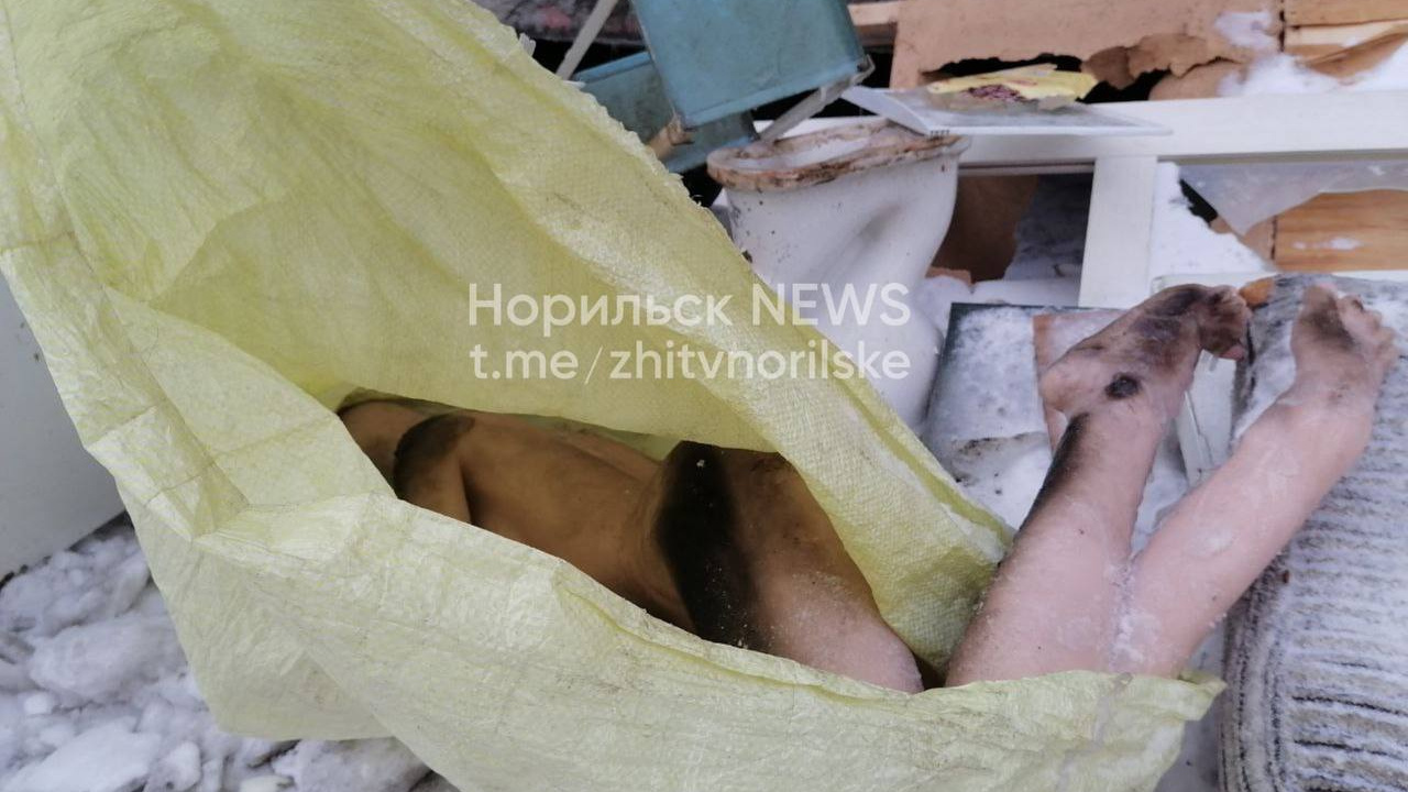Житель Норильска испугался женских ног, торчащих из пакета на мусорке. Но все не так страшно