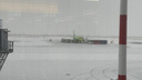 Уже около часа сидим в самолете: в Челябинске из-за снега закрыли аэропорт — вылет рейса в Новосибирск задерживается