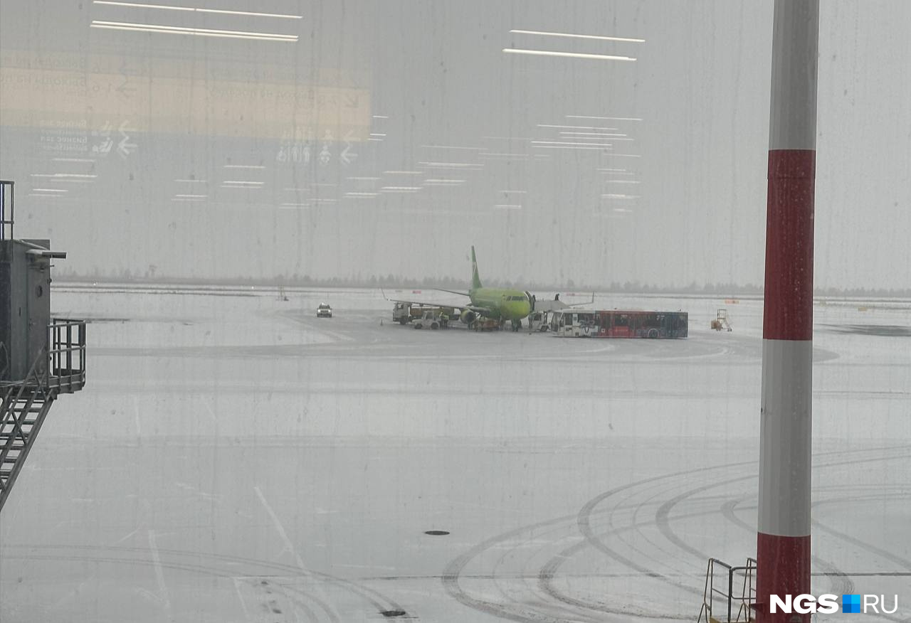 Уже около часа сидим в самолете: в Челябинске из-за снега закрыли аэропорт — вылет рейса в Новосибирск задерживается