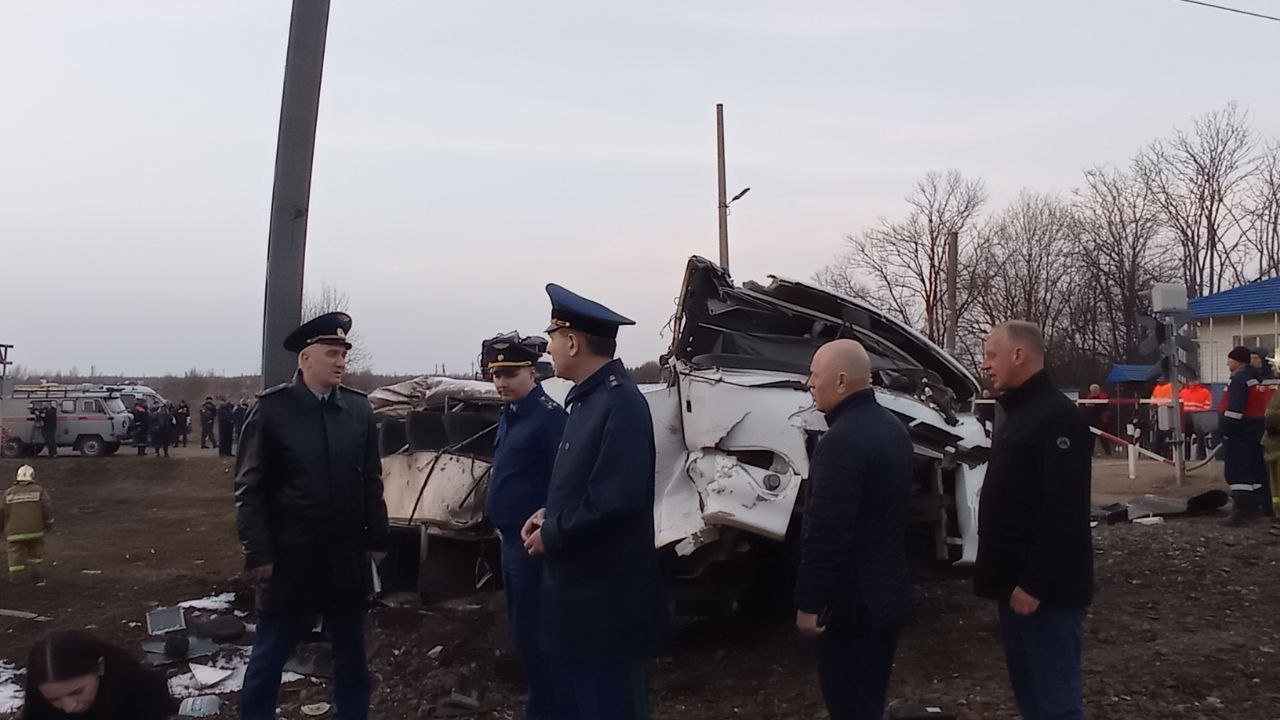 После смертельного ДТП поезда с пассажирским автобусом в Ярославской области возбуждено уголовное дело