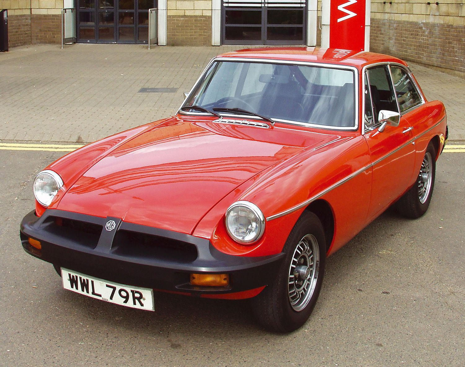 Это купе MG GT V8 семидесятых. Долгое время MG была связана с другой известной английской компанией — Rover, которая также ушла концерну SAIC