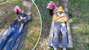 В новосибирском селе подростки устроили фотосессию на кладбище — после они извинились за это на видео