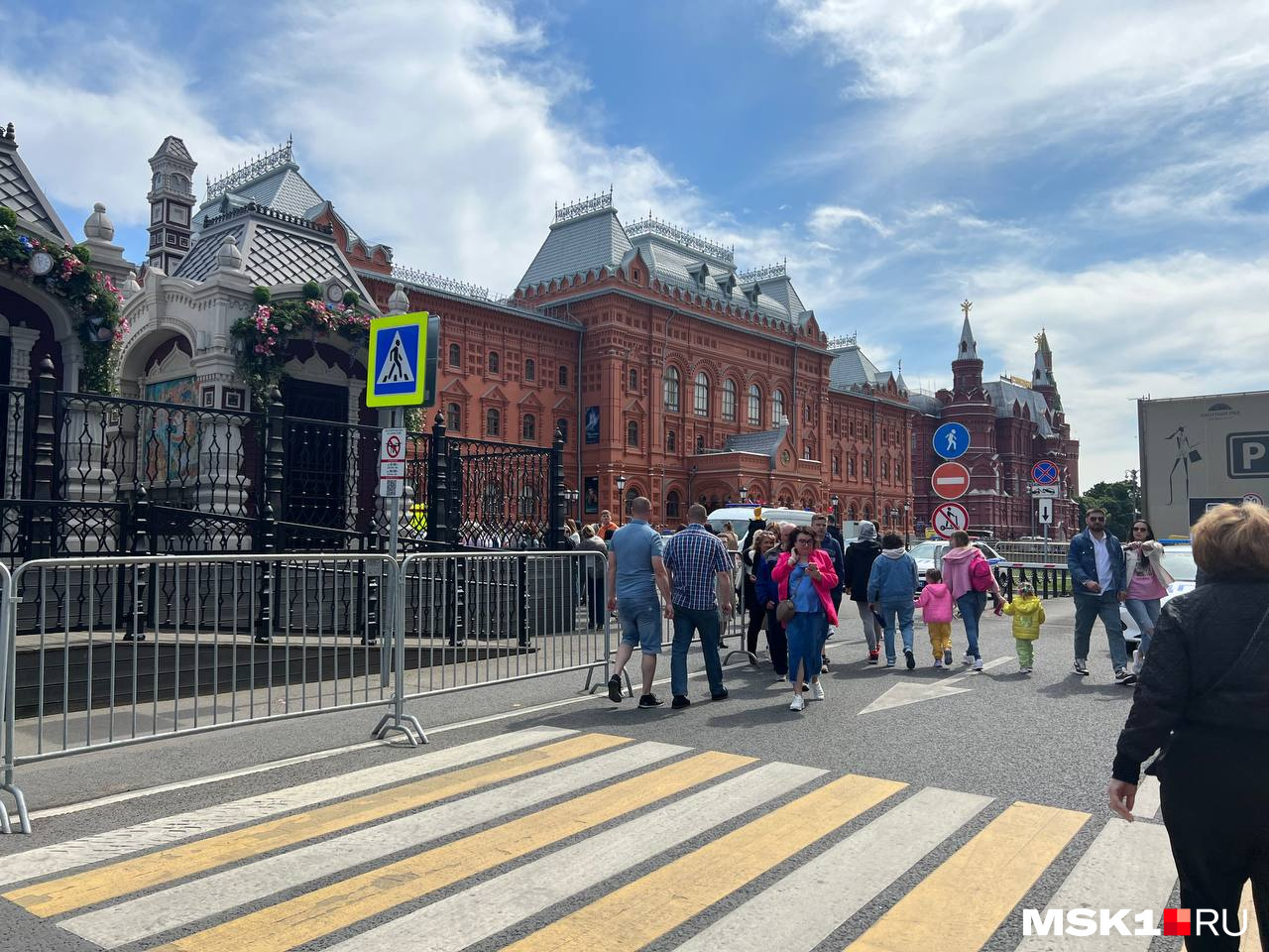 Почему закрыта москва сегодня. Красная площадь. Концерт на красной площади. Люди на красной площади. Красная площадь фото.