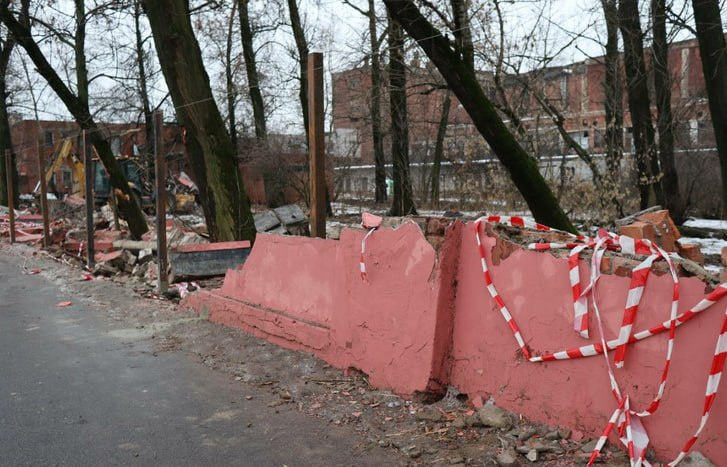 В конце января обрушилось несколько пролетов ограды мясокомбината имени Кирова