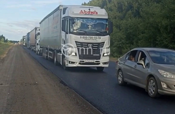 «Люди стоят более 3 часов». Водители встали в диких пробках на трассе М-7 в Нижегородской области из-за ремонта