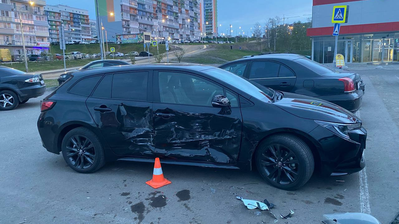 Пьяный подросток угнал у родителей машину и протаранил 10 автомобилей на парковке в Солнечном