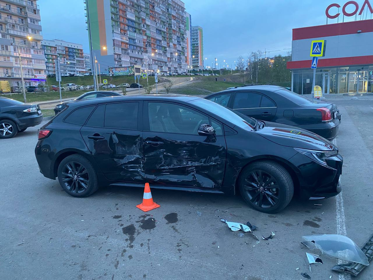 В Красноярске пьяный подросток на родительской «Тойоте» протаранил 10 машин