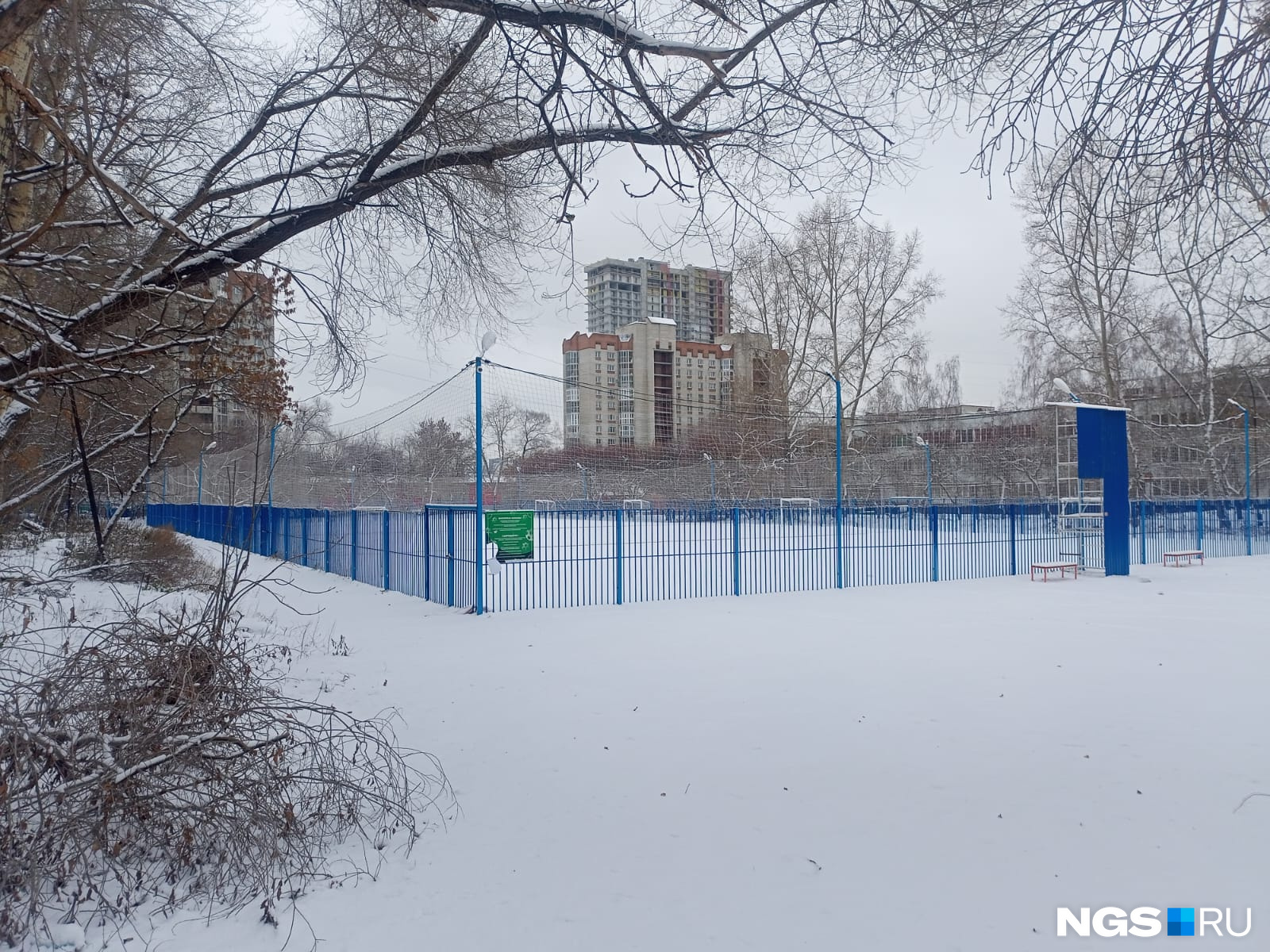 Так выглядит футбольное поле возле школы <nobr class="_">№ 96</nobr> сегодня Так выглядит футбольное поле возле школы <nobr class="_">№ 96</nobr> сегодня