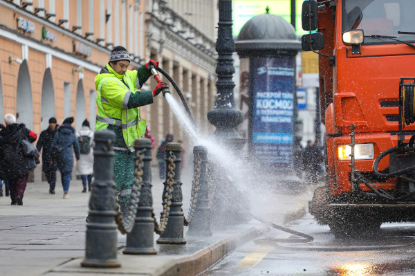 Погода в Петербурге вынудила дорожные службы вернуться к зимней уборке