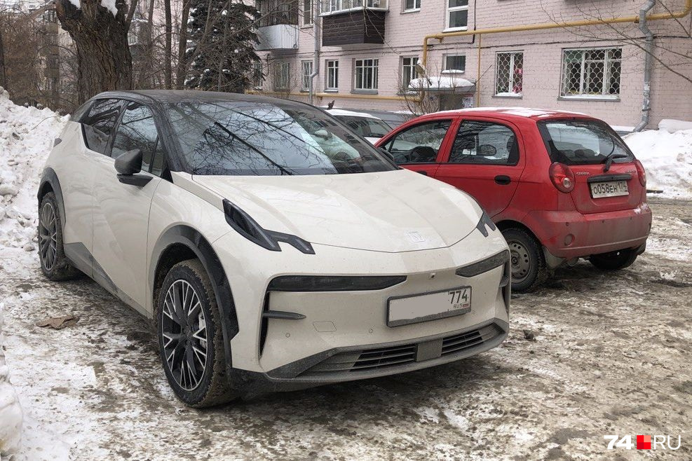 Zeekr стали самыми популярными электромобилями в России в 2023 году, но их возят только параллельным импортом. На снимке — кроссовер Zeekr X