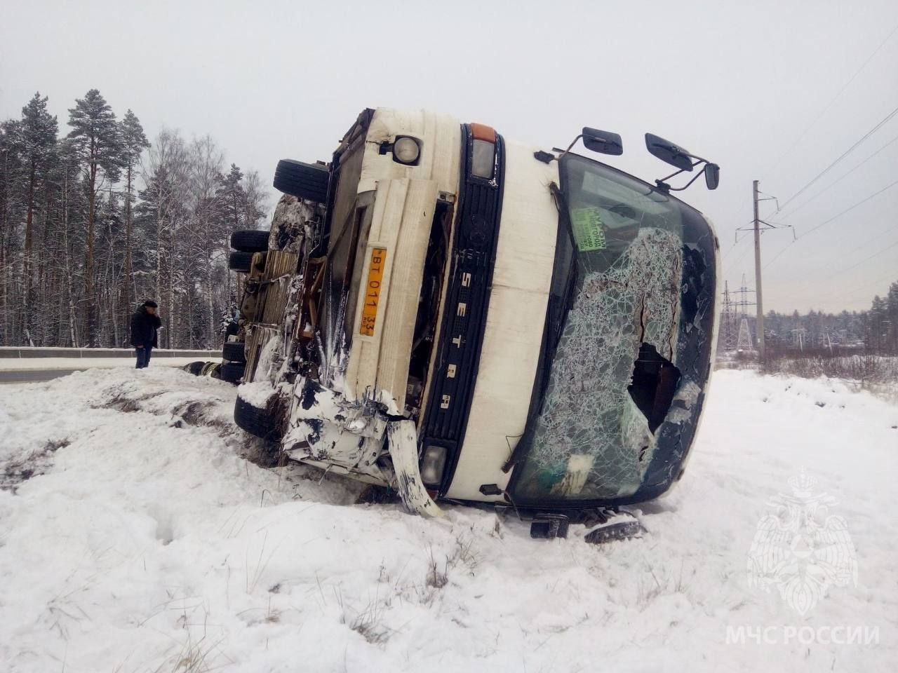 водитель рейсового автобуса не справился с управлением и нанес повреждения задача