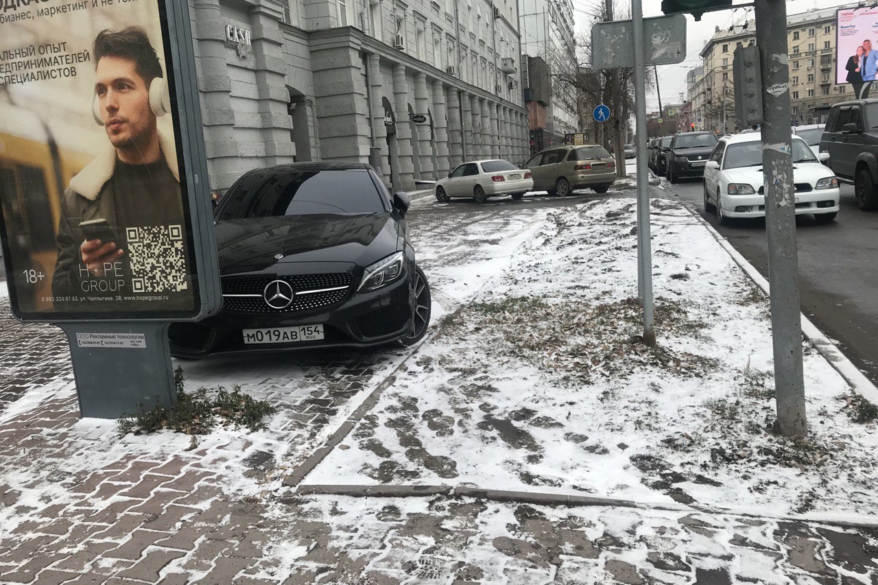 Мажор выехал на тротуар в центре Новосибирска на спортивном «Мерседесе»,  едва не сбив билборд - 5 ноября 2023 - НГС