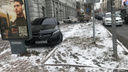 «С ума сошёл?» Мажор на спортивном «Мерседесе» выехал на тротуар в центре Новосибирска — он едва не сбил билборд