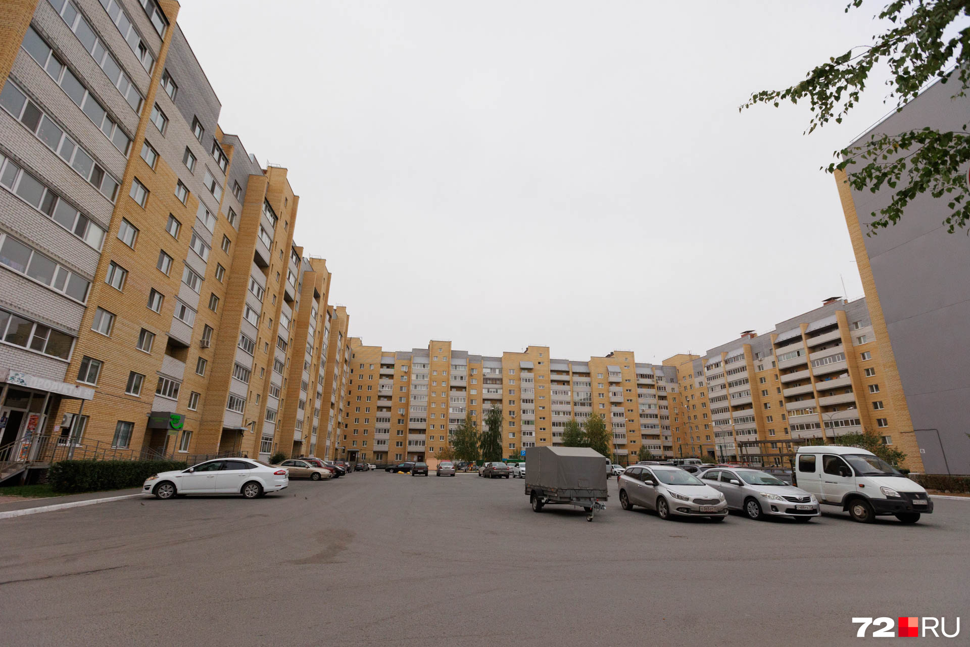 Точно такие же дома можно увидеть на улице Самарцева у пруда Южный, но там более престижный район и квартиры выставляют на продажу редко