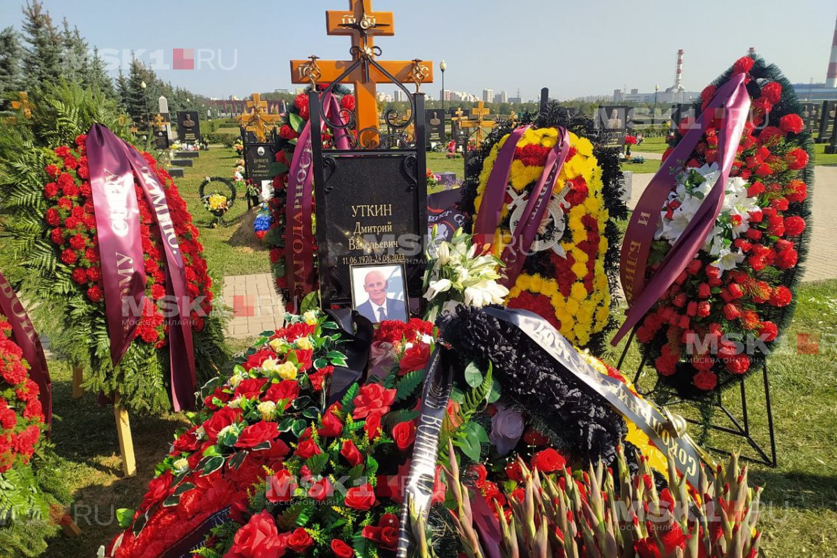 На могилу Дмитрия Вагнера Уткина принесли цветы, венки и армейский жетон с  посланием - 31 августа 2023 - Фонтанка.Ру