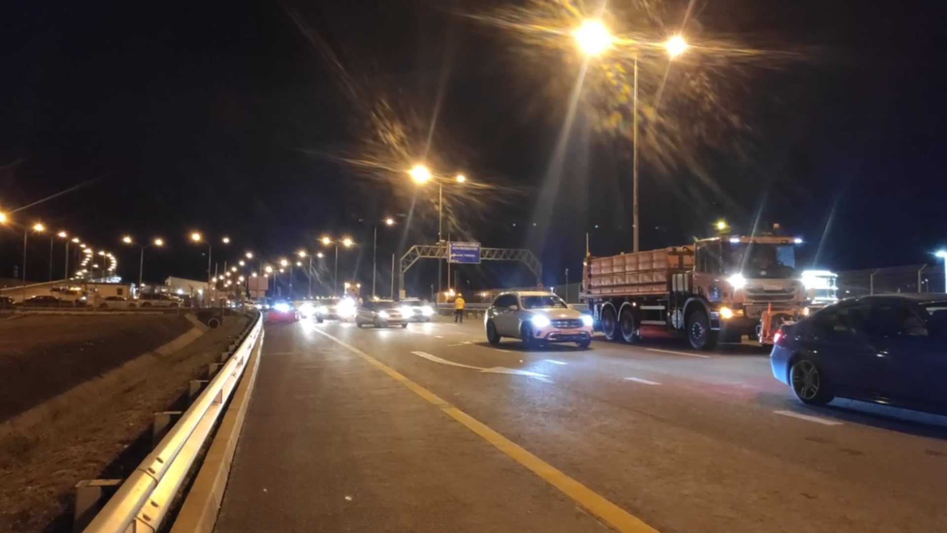 Досмотр и колонна — как сейчас едут машины по Крымскому мосту. Керченская переправа тоже заработала